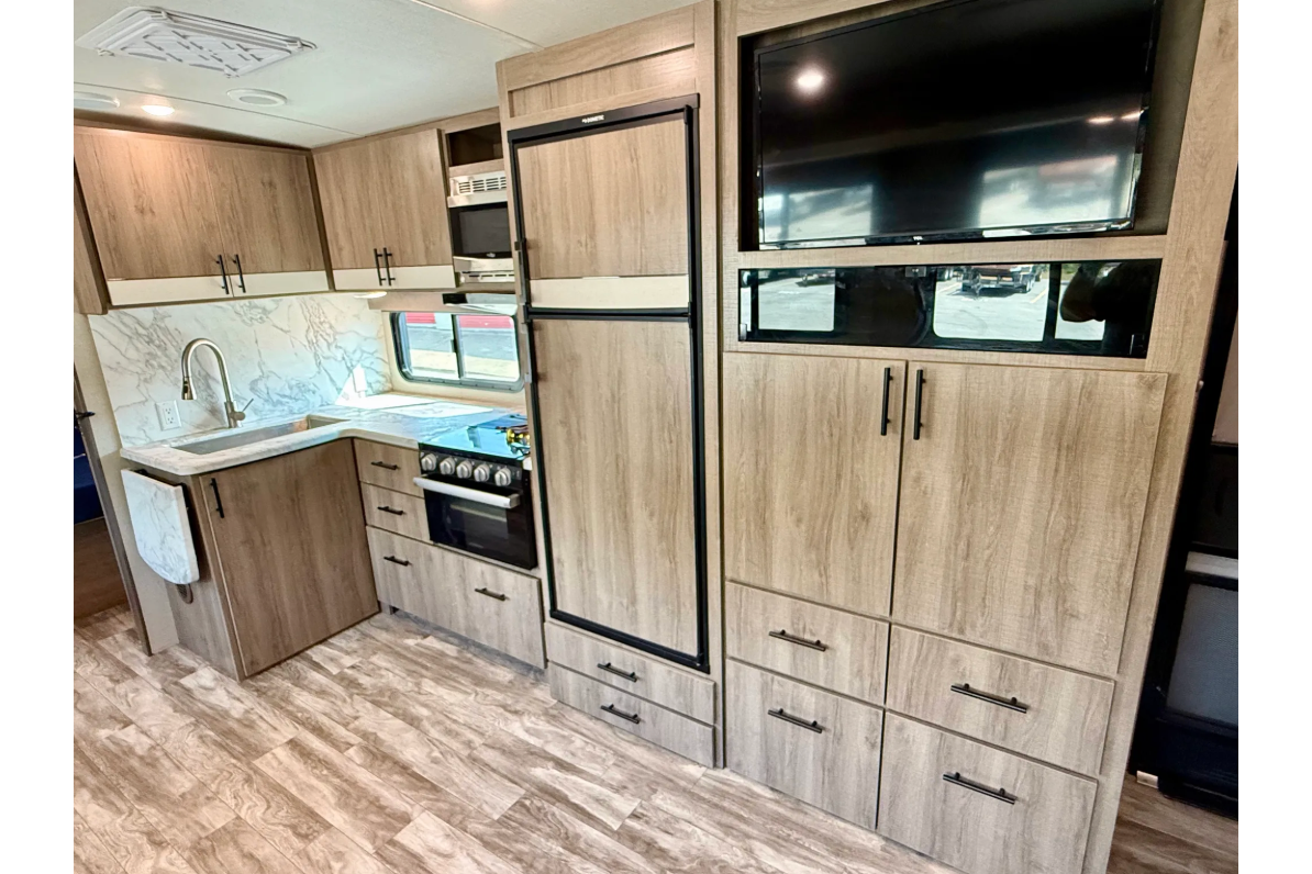 IMAGINE-2 with Sofa, Dinette, Private Queen Master & Bunks