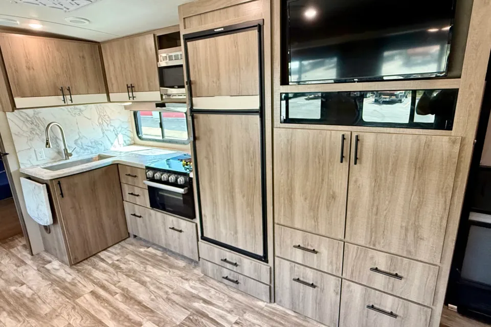 IMAGINE-2 with Sofa, Dinette, Private Queen Master & Bunks