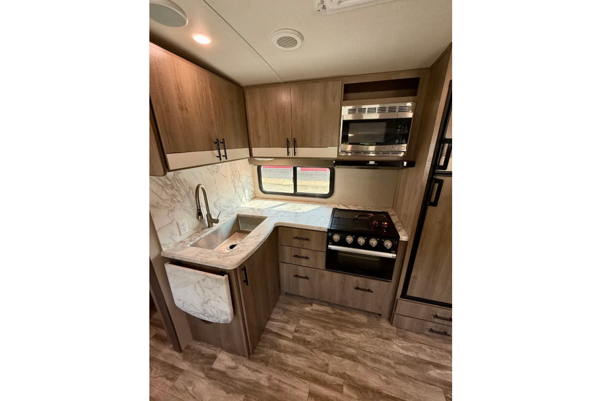 IMAGINE-2 with Sofa, Dinette, Private Queen Master & Bunks