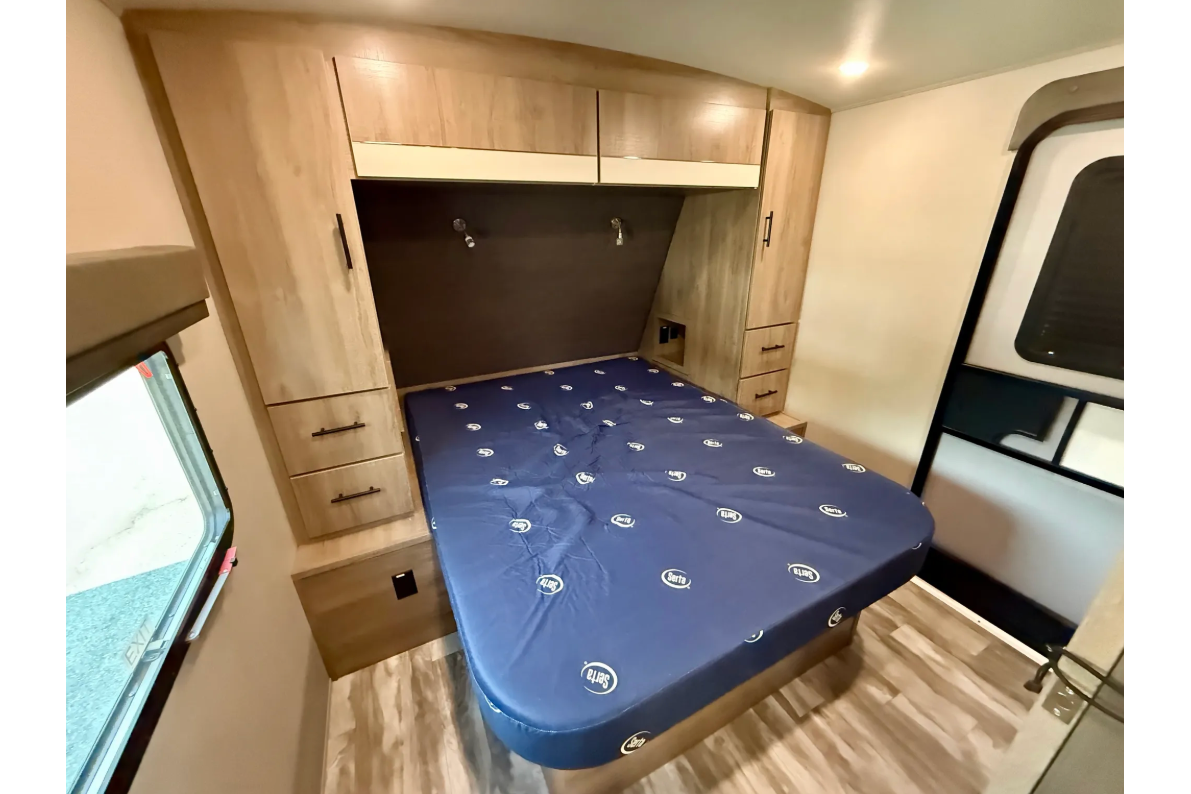 IMAGINE-2 with Sofa, Dinette, Private Queen Master & Bunks
