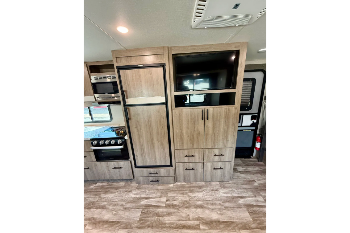 IMAGINE-2 with Sofa, Dinette, Private Queen Master & Bunks