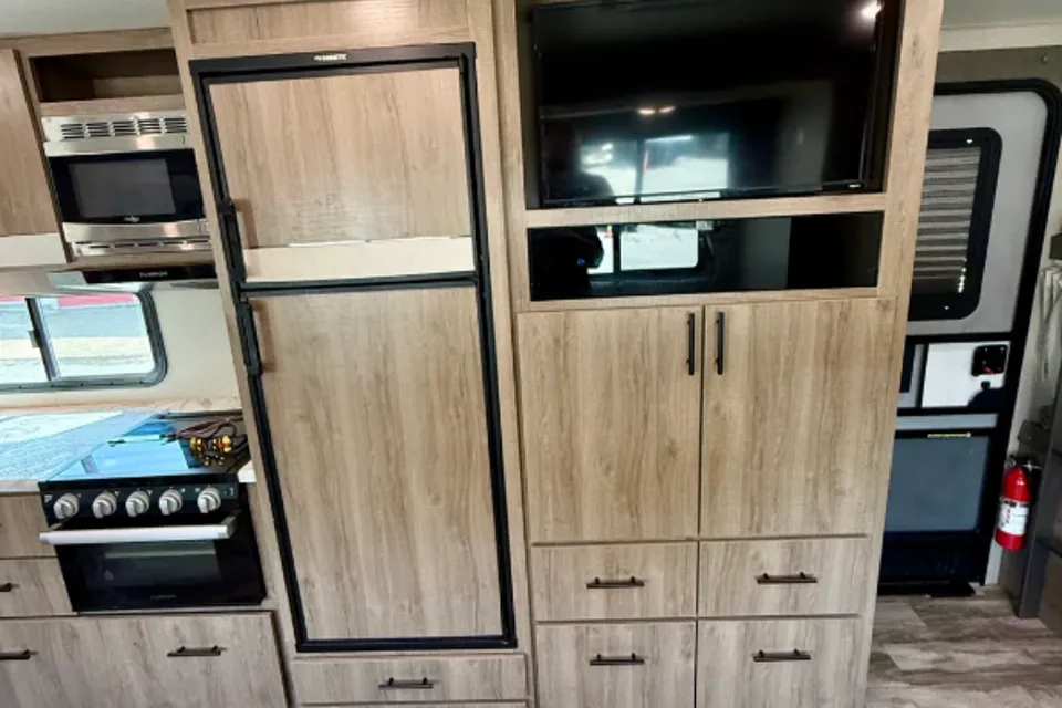 IMAGINE-2 with Sofa, Dinette, Private Queen Master & Bunks