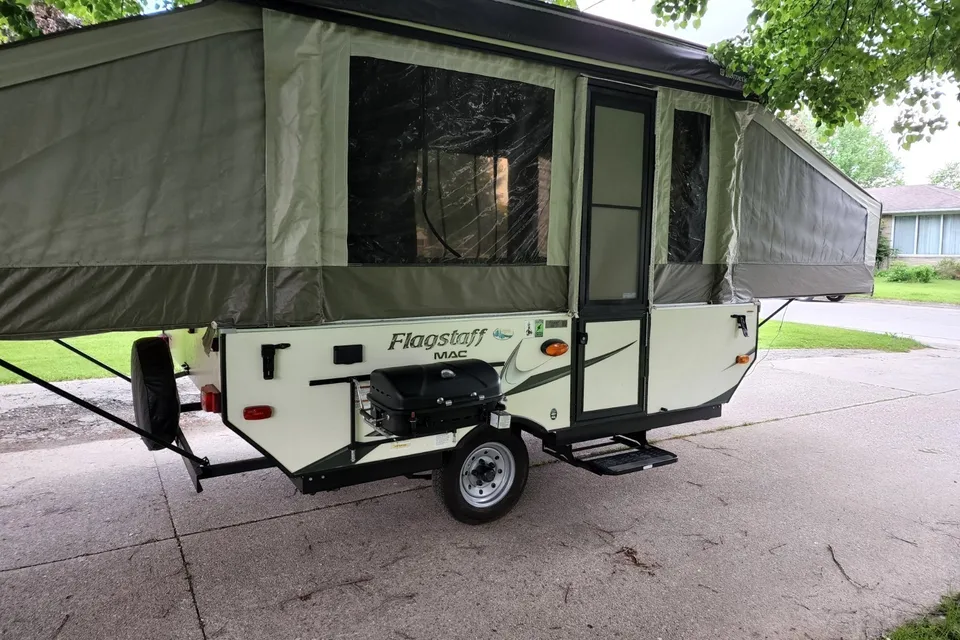 Johnny Z Flagstaff mac 206 pop up Tent Trailer