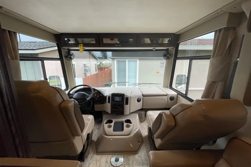 Glamp in Style! 2017 Thor Hurricane | Sleeps 10 + Delivery