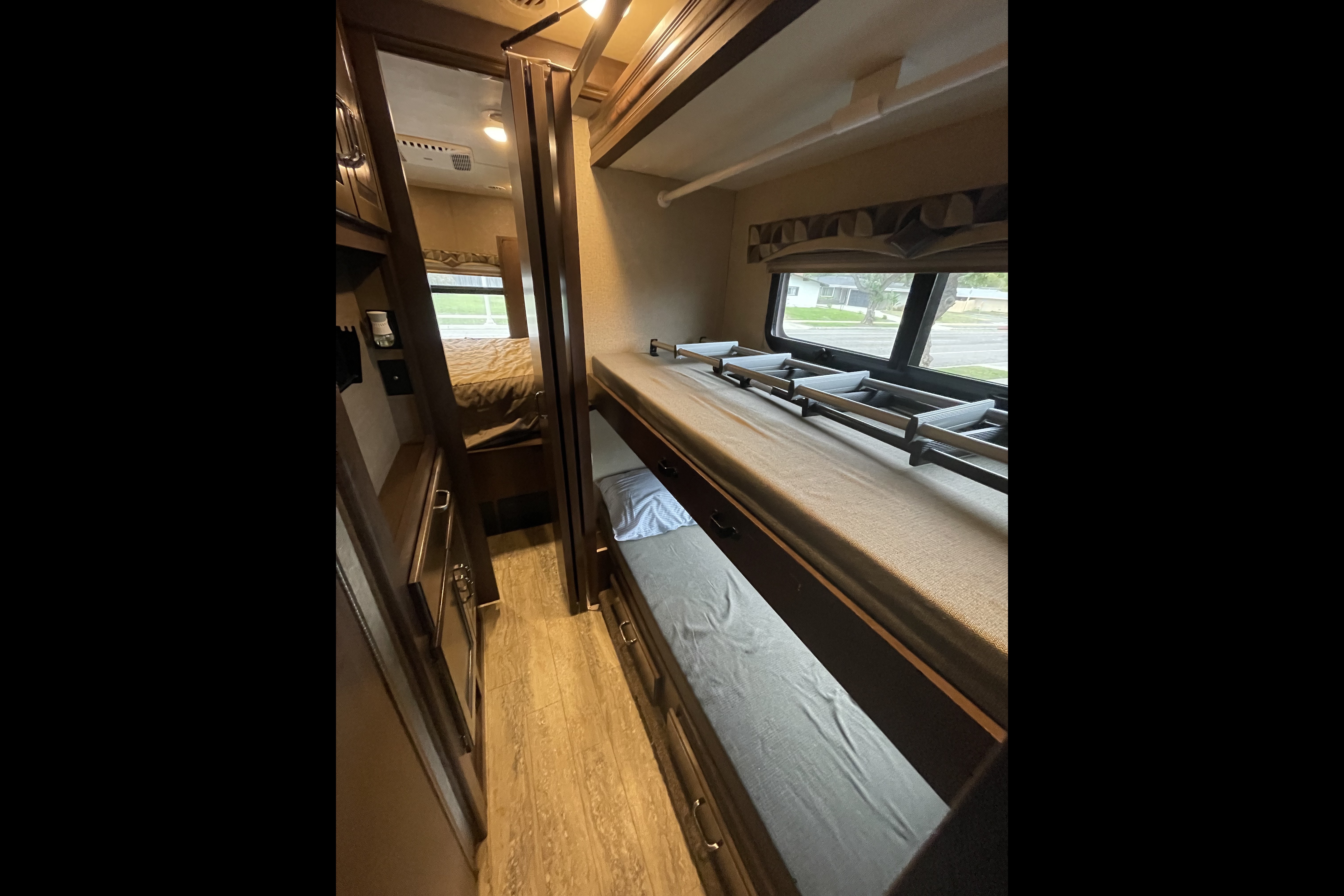 Glamp in Style! 2017 Thor Hurricane | Sleeps 10 + Delivery