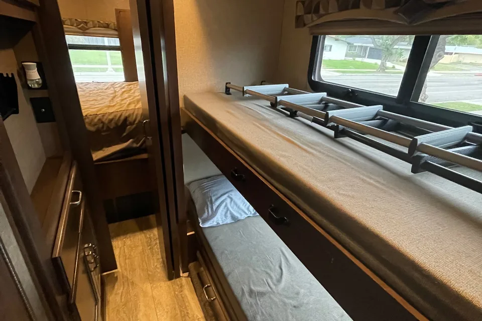 Glamp in Style! 2017 Thor Hurricane | Sleeps 10 + Delivery