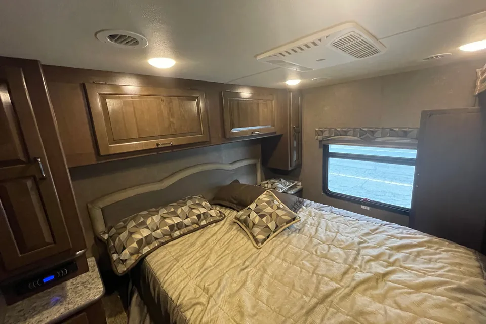 Glamp in Style! 2017 Thor Hurricane | Sleeps 10 + Delivery
