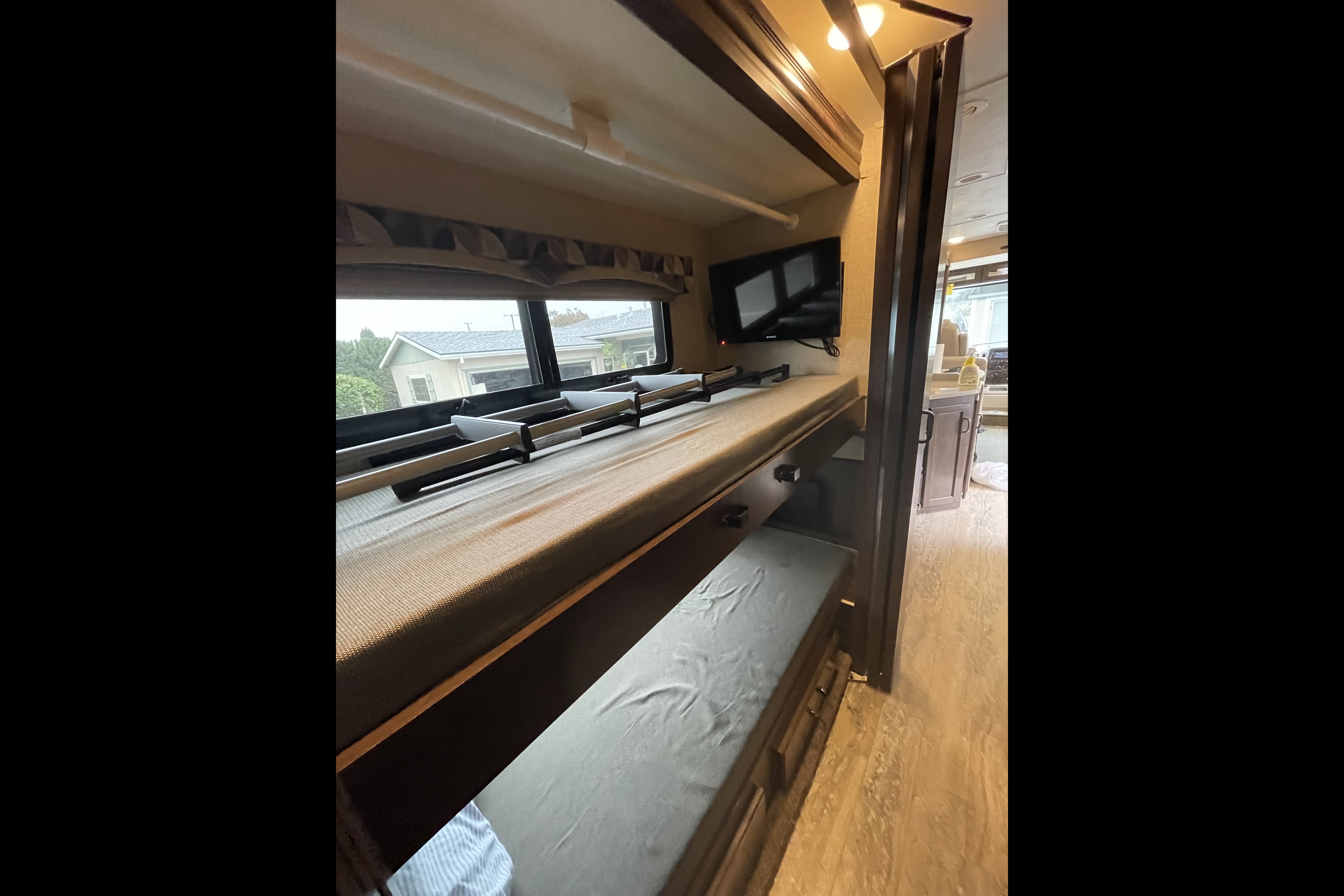 Glamp in Style! 2017 Thor Hurricane | Sleeps 10 + Delivery