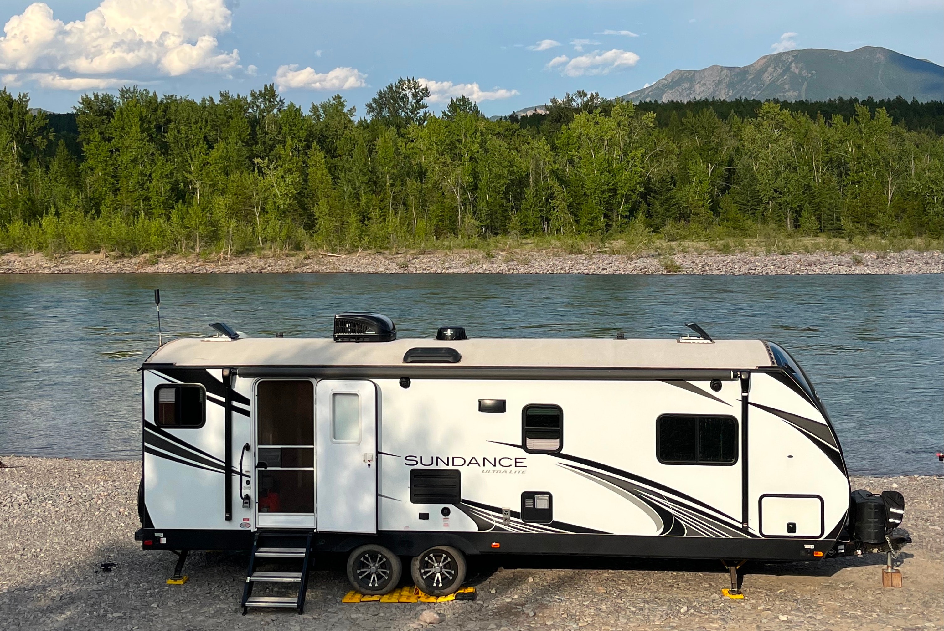  Cozy 2021 30-Foot Travel Trailer - Sleeps 5, Turnkey Ready for Your Adventure!