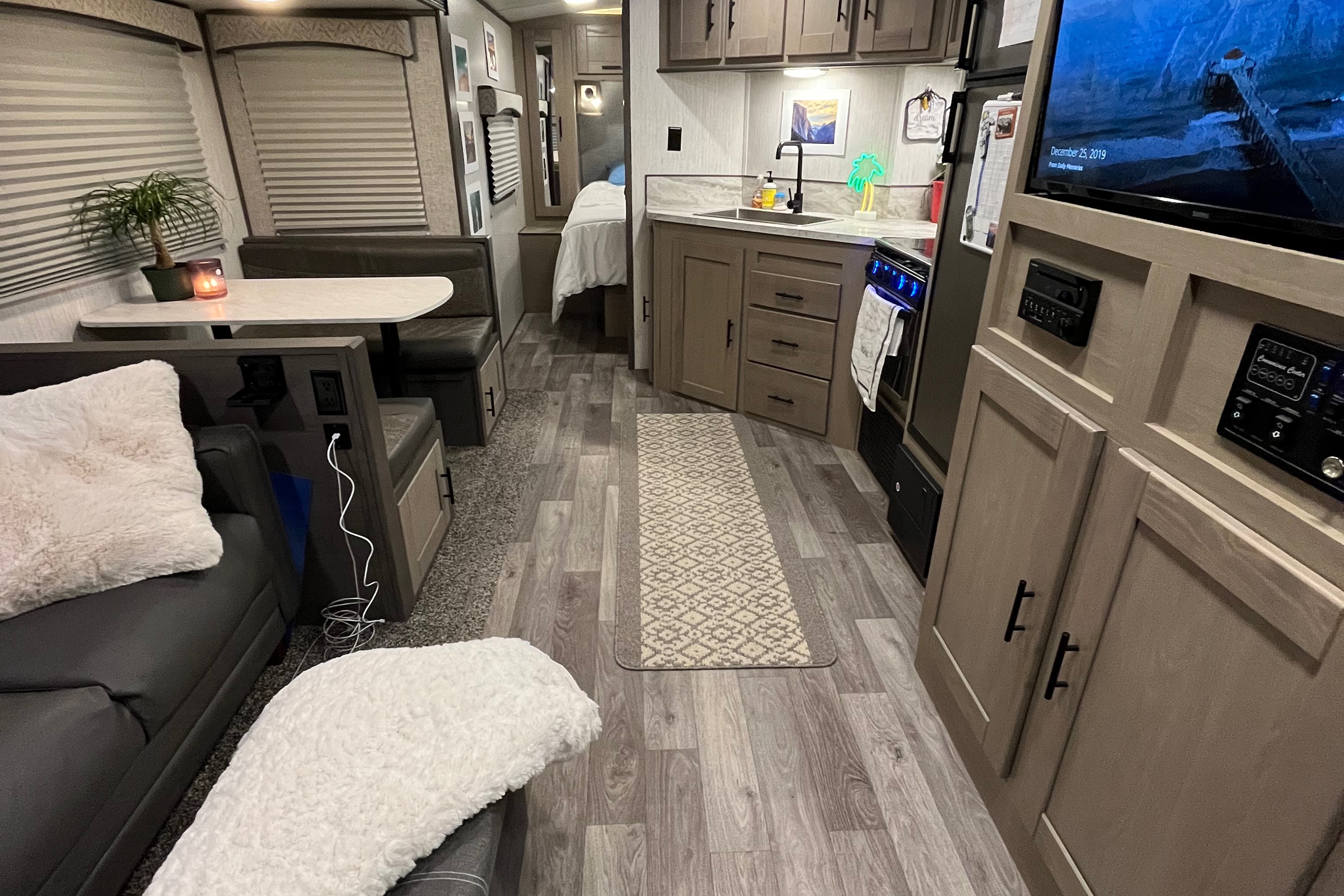  Cozy 2021 30-Foot Travel Trailer - Sleeps 5, Turnkey Ready for Your Adventure!