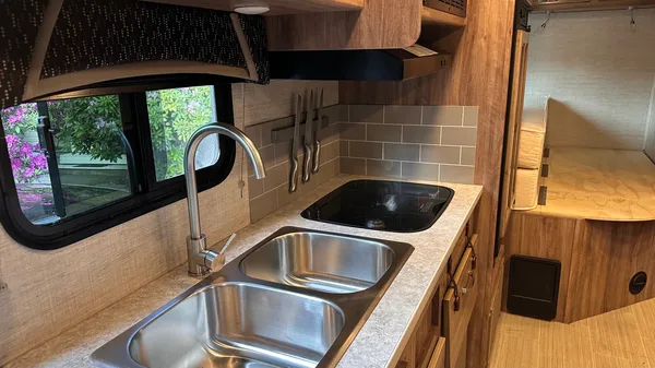 Go Vancouver-Jayco Redhwrk Class C