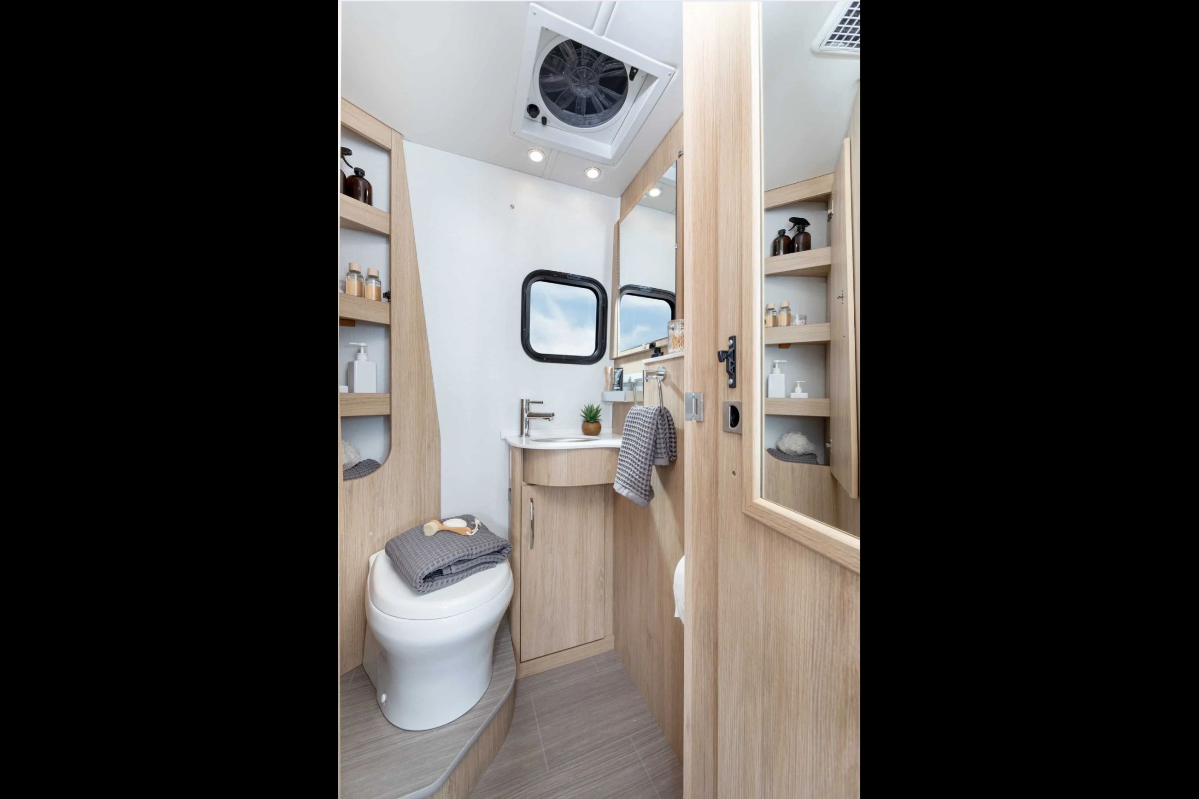 Leisure Travel Van Unity RL - PNW Glamping Easy for First Timers