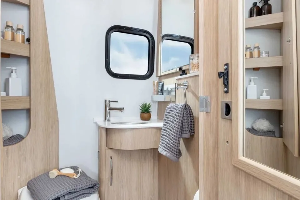 Leisure Travel Van Unity RL - PNW Glamping Easy for First Timers