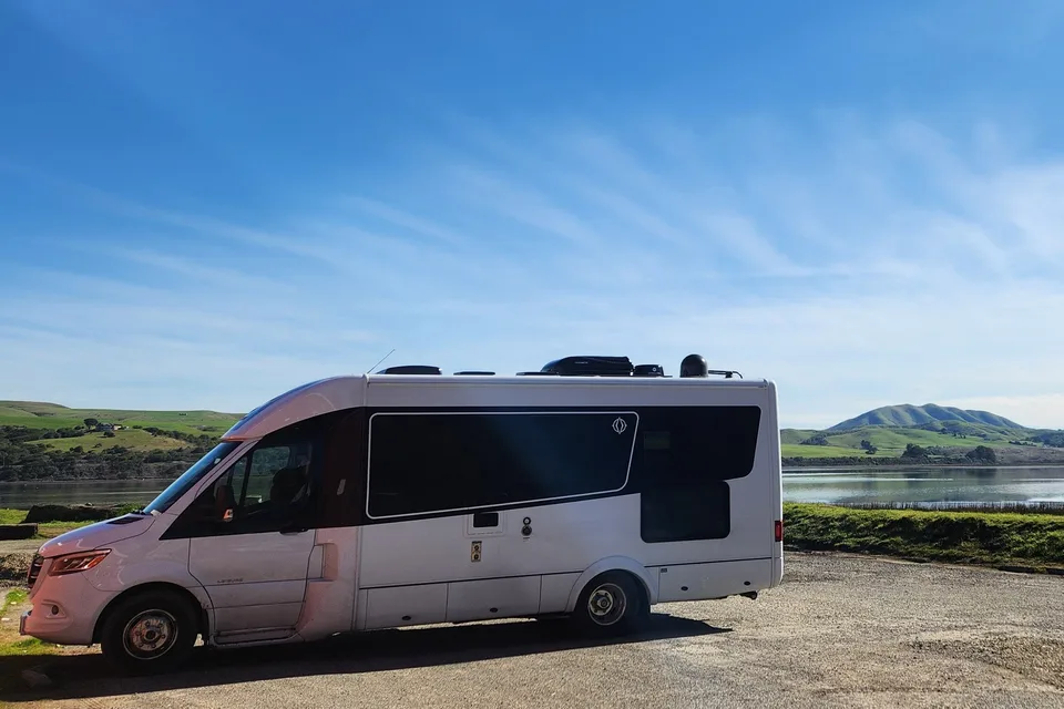 Leisure Travel Van Unity RL - PNW Glamping Easy for First Timers