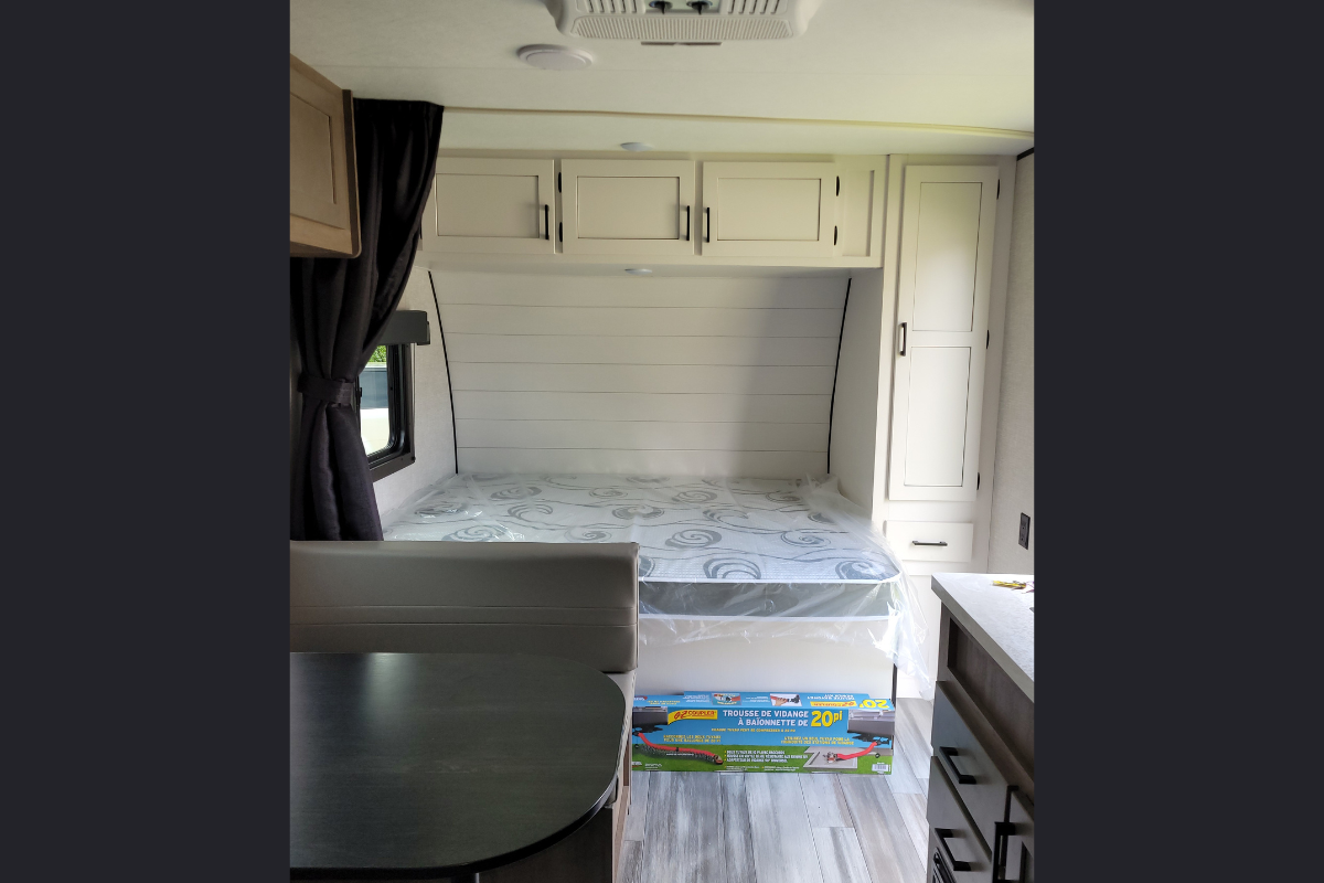 NEW Cozy Family Camper with Bunks - 2024 Starcraft 19BH