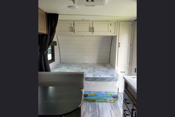 NEW Cozy Family Camper with Bunks - 2024 Starcraft 19BH