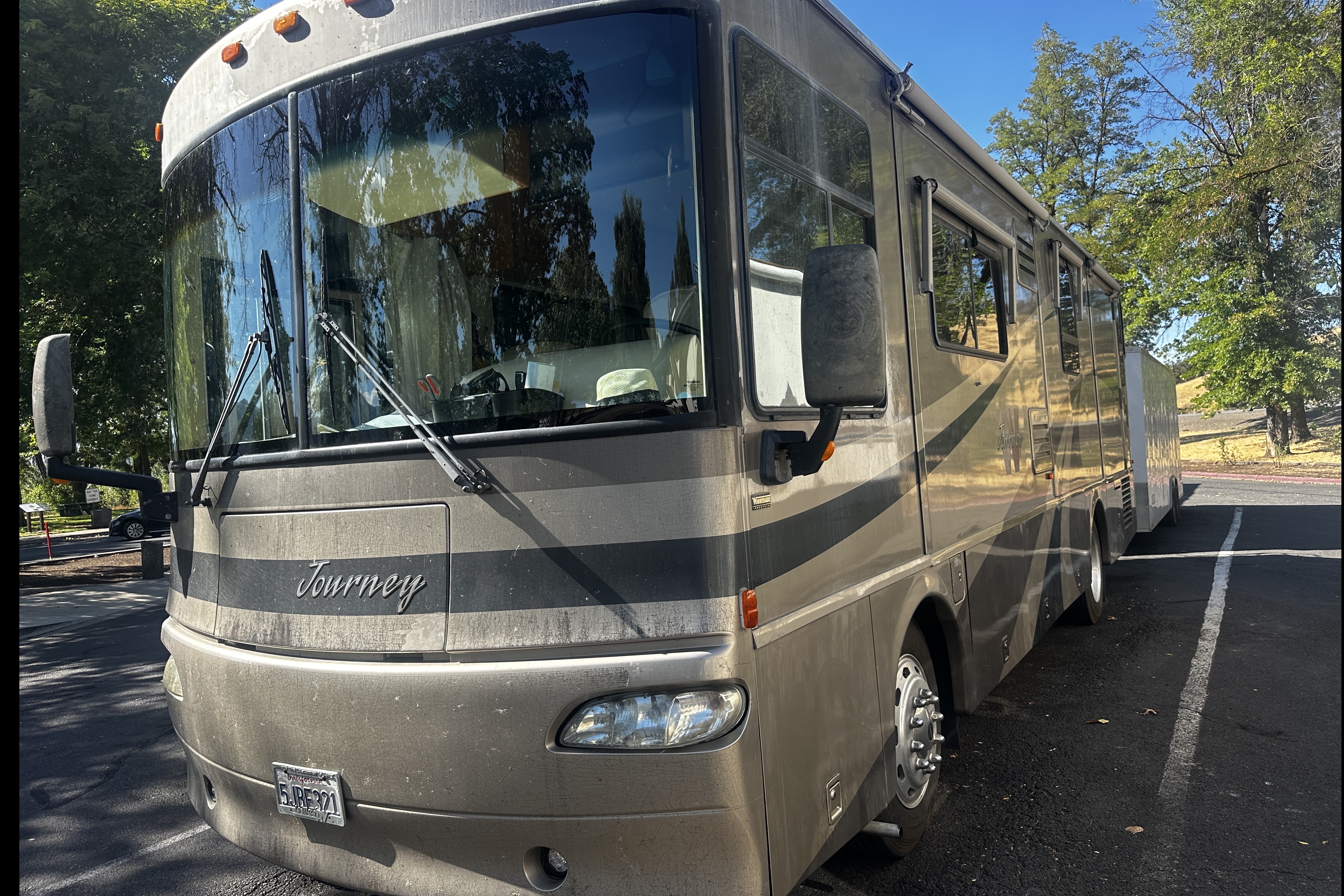 Eugene’s Winnebago Journey 32T Class A DIESEL PUSHER