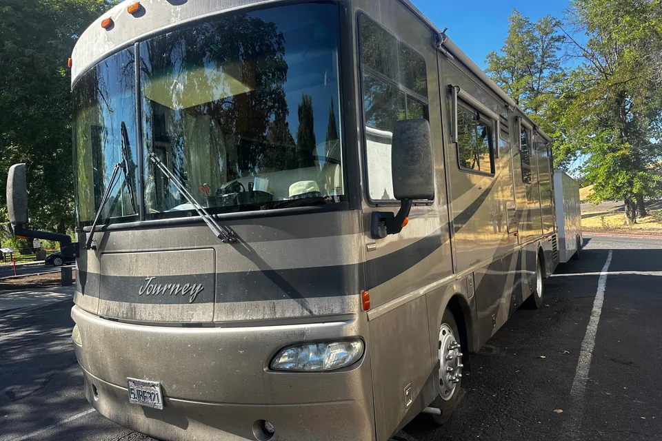 Eugene’s Winnebago Journey 32T Class A DIESEL PUSHER