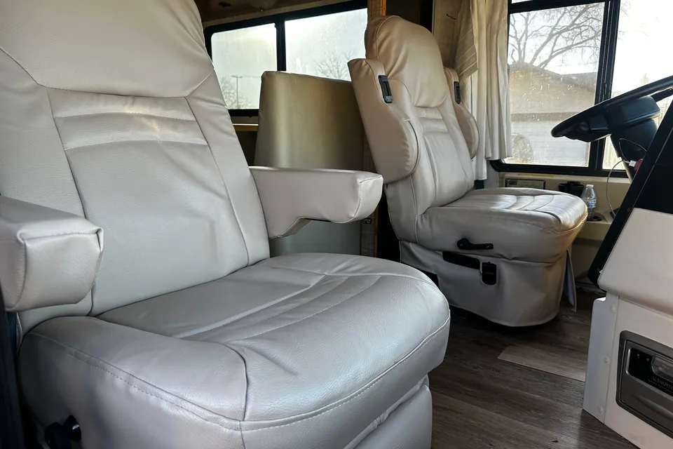 Eugene’s Winnebago Journey 32T Class A DIESEL PUSHER