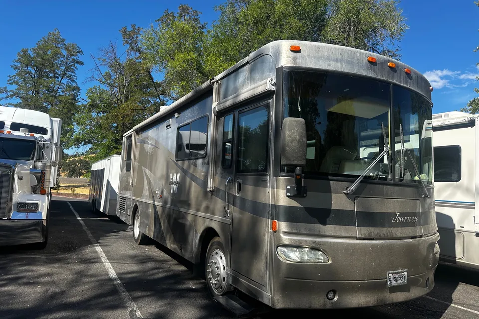 Eugene’s Winnebago Journey 32T Class A DIESEL PUSHER