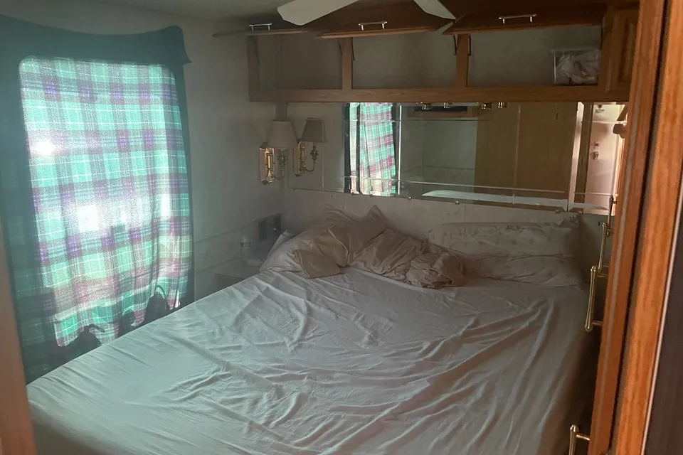 Eugene’s Winnebago Journey 32T Class A DIESEL PUSHER