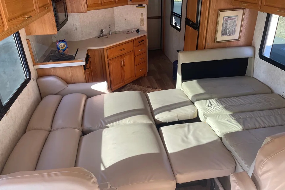 Eugene’s Winnebago Journey 32T Class A DIESEL PUSHER