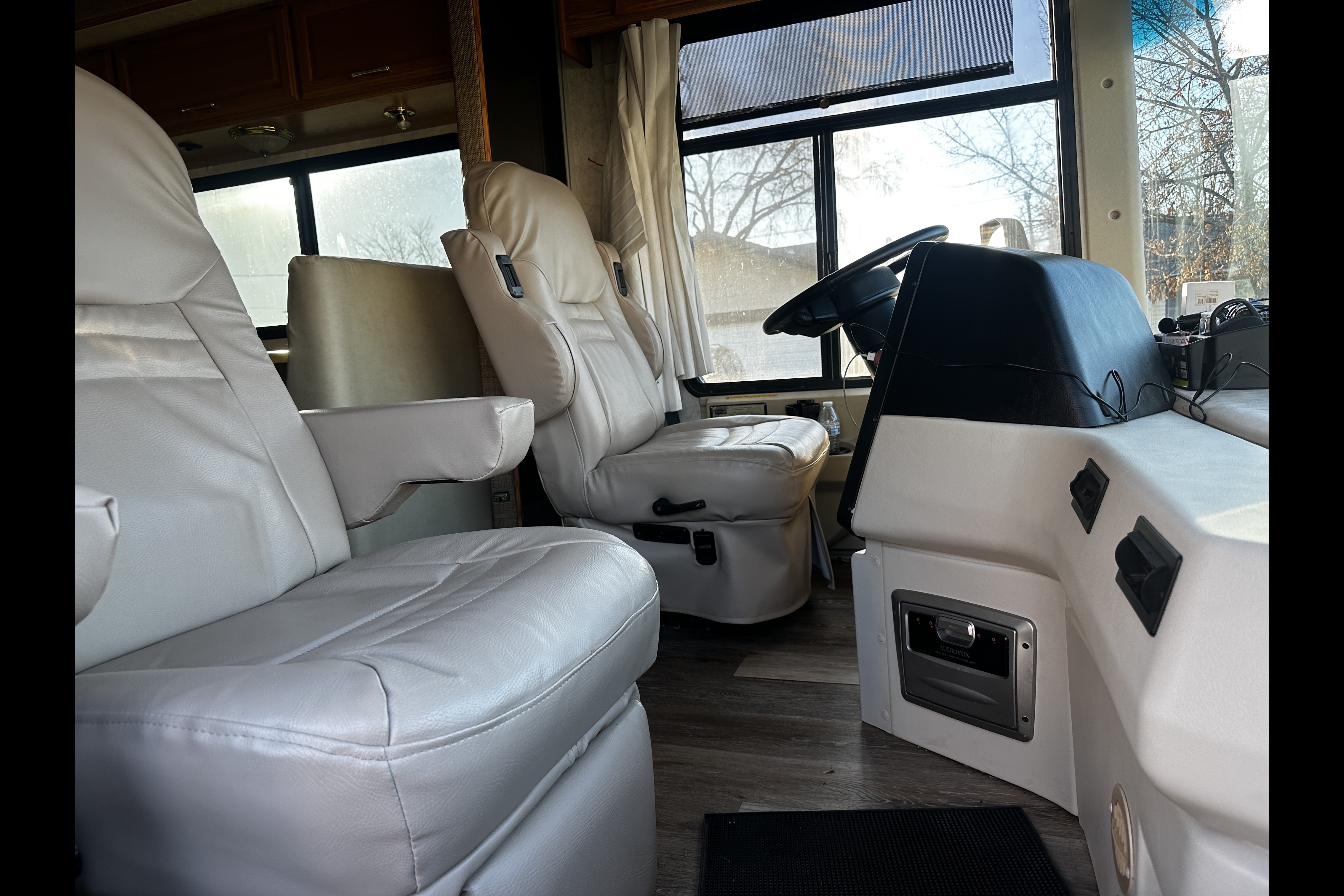 Eugene’s Winnebago Journey 32T Class A DIESEL PUSHER