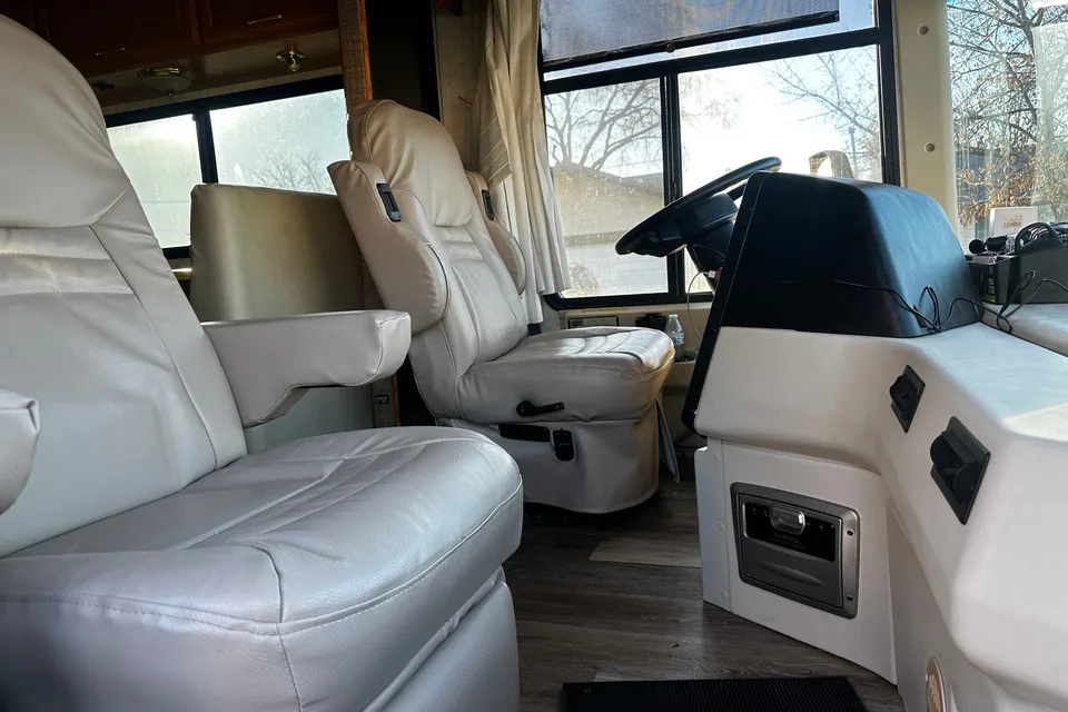 Eugene’s Winnebago Journey 32T Class A DIESEL PUSHER