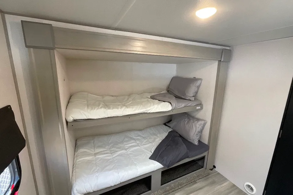 ouRVrentals3 (2 slide, outdoor kitchen and bunkhouse)