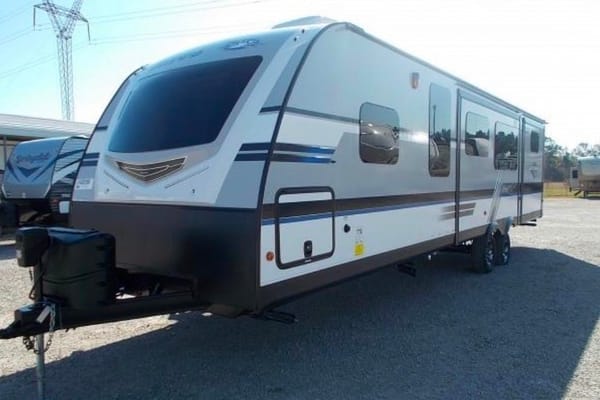 All you need to do is show up! FULLY STOCKED, FAMILY FRIENDLY like new 31’ with 2 slides Jayco WhiteHawk trailer!