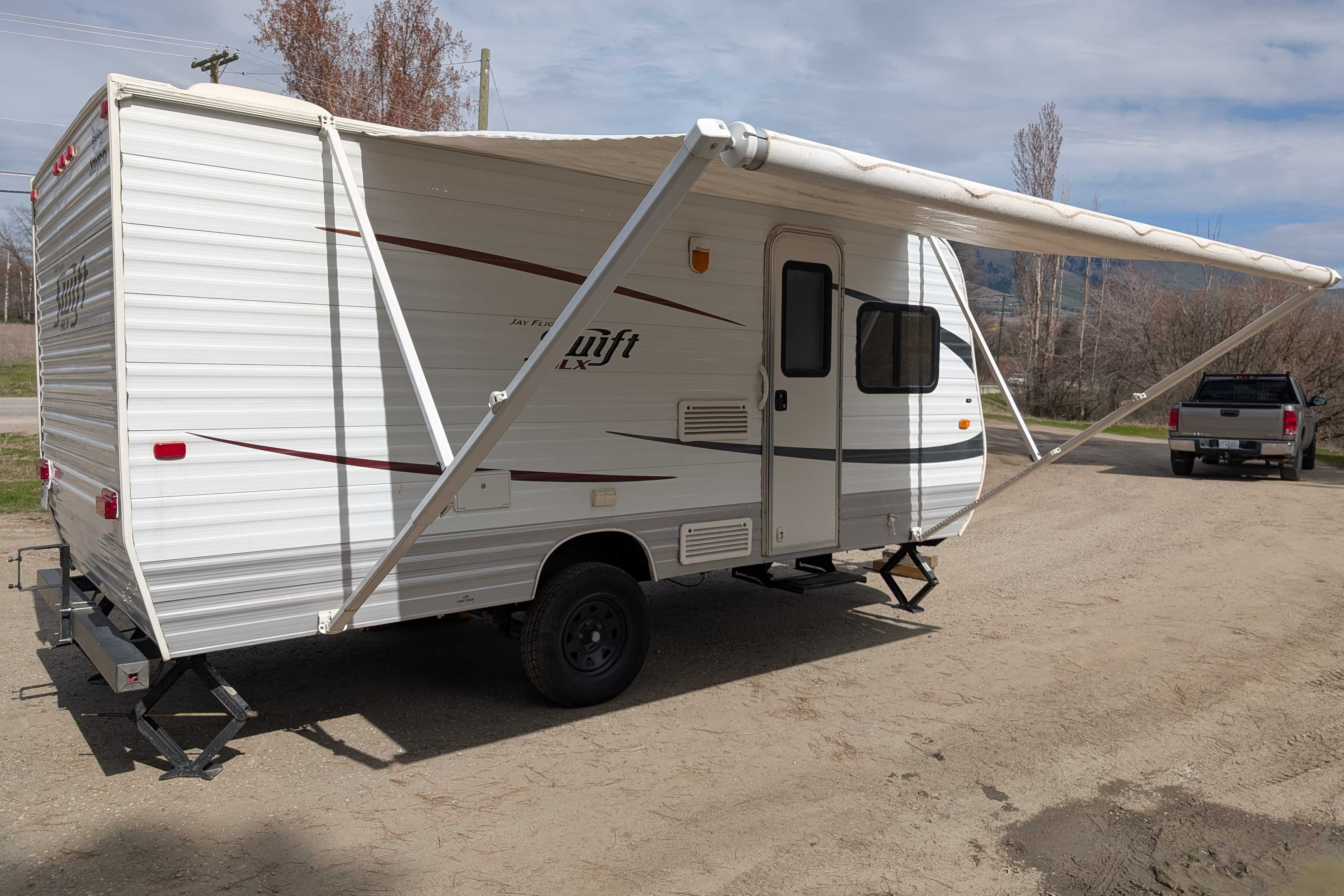 Riley and Kate's Jayco Swift SLX 18 ft