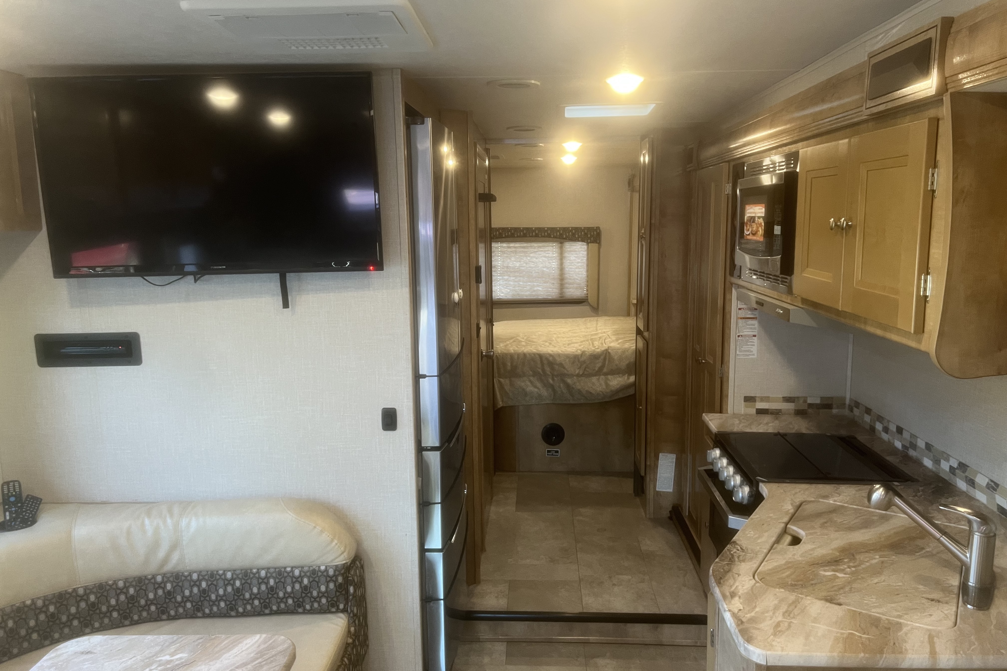Zachary's Coachmen Leprechaun 311FS Class C