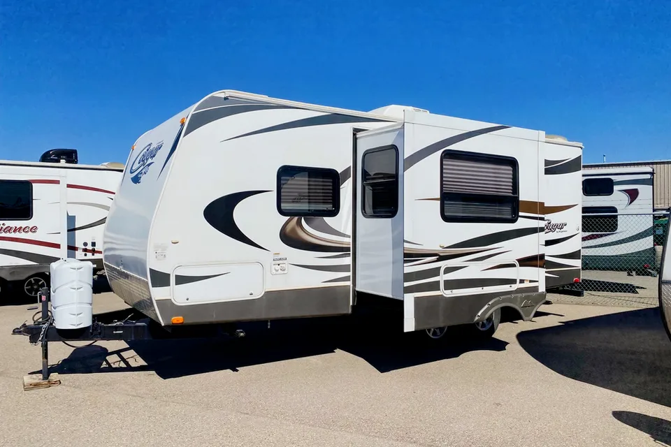 Family Friendly & Lightweight Keystone Cougar 21RBS Travel Trailer