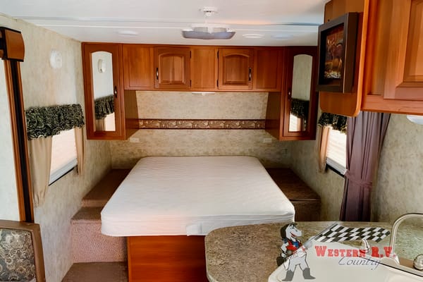 Family Friendly & Lightweight Keystone Cougar 21RBS Travel Trailer