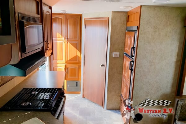 Family Friendly & Lightweight Keystone Cougar 21RBS Travel Trailer