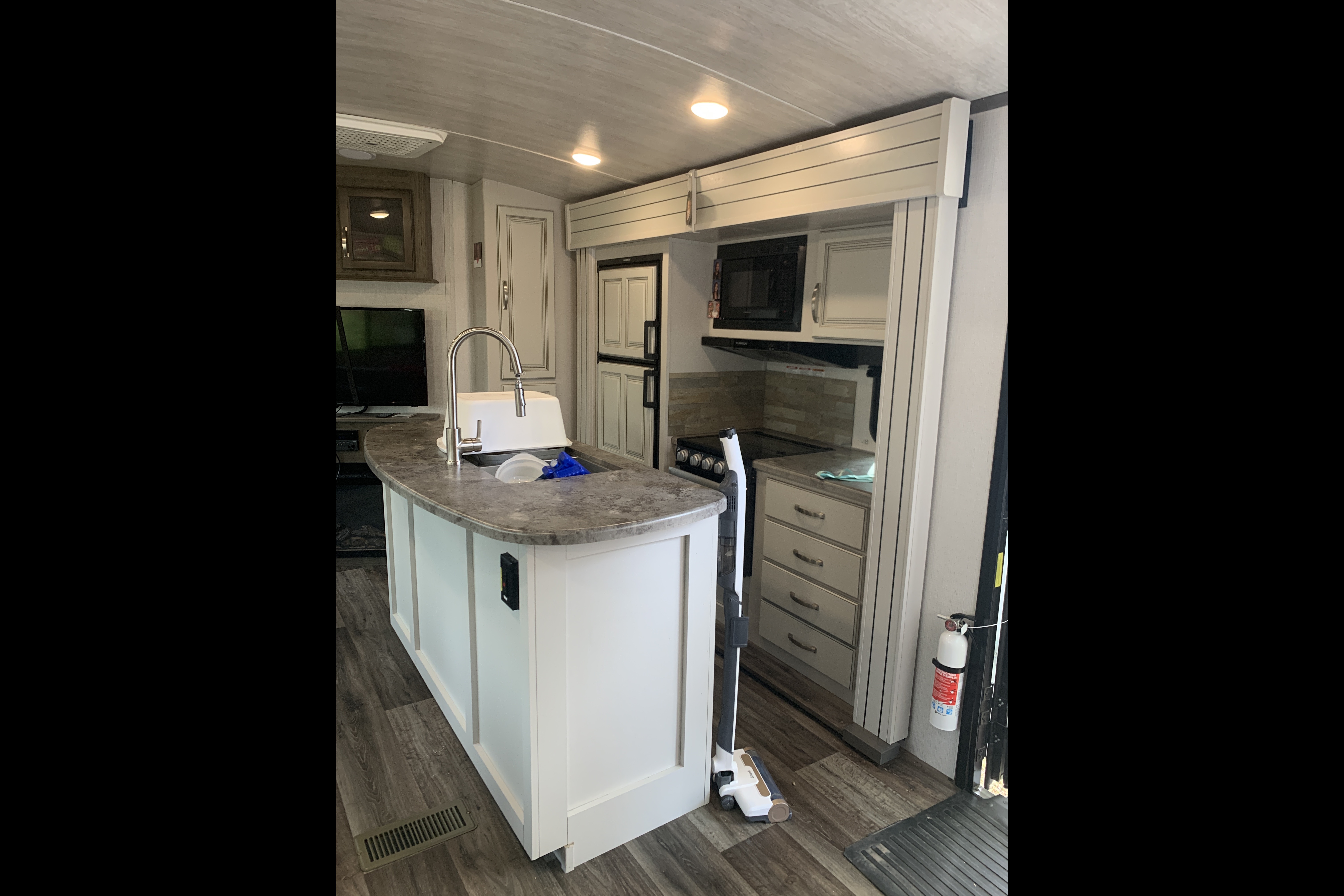 THE MARIMIKE Deluxe Bunkhouse