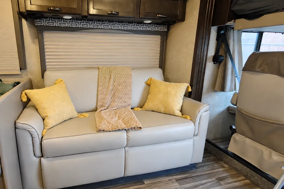 (#13) Lux Class A RV 31FT | Sleeps 8 | 2 Slide Outs | Burning Man | EDC