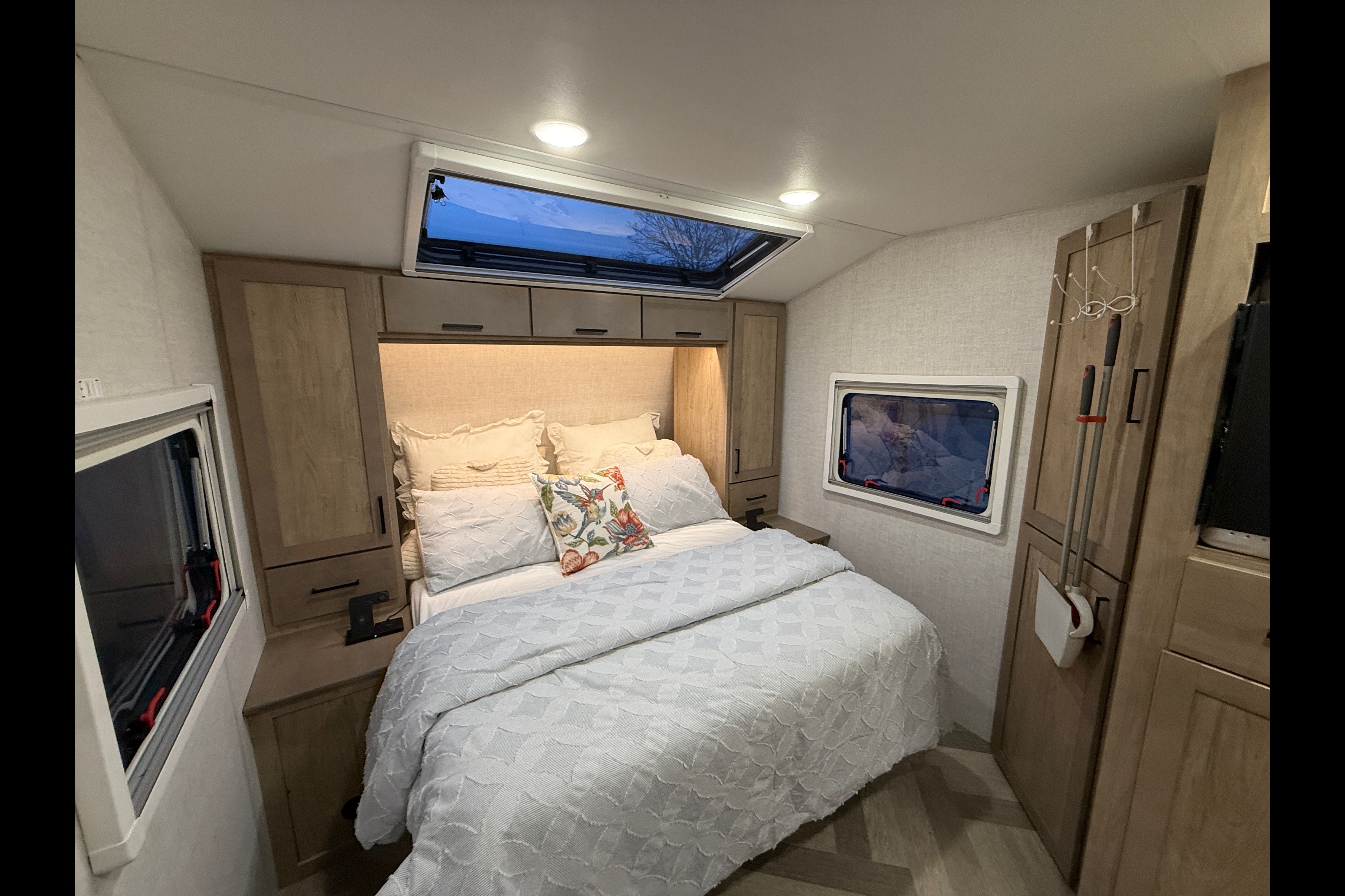 EMBER  201 fbq solarmax Travel Trailer