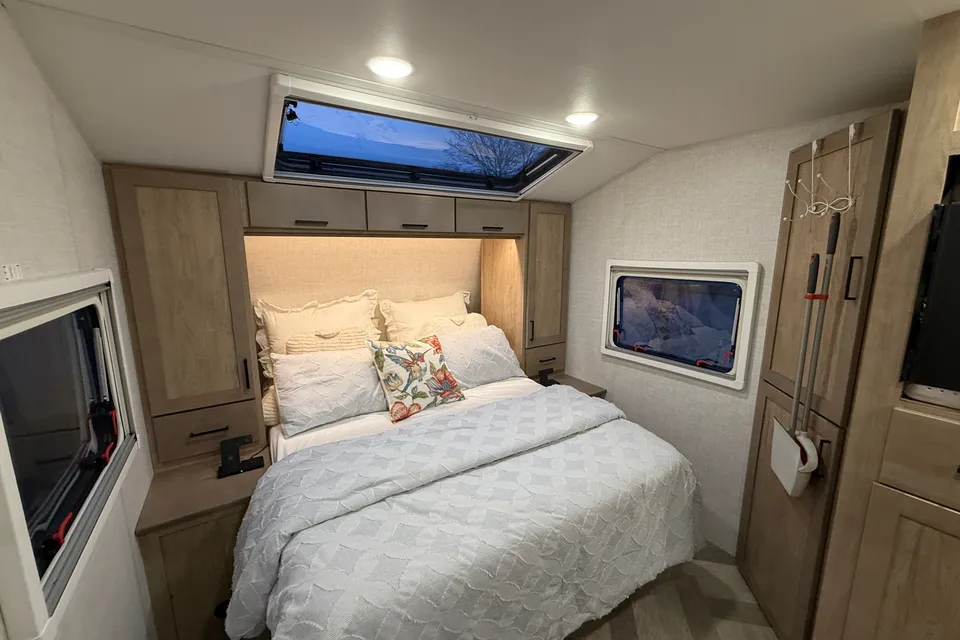 EMBER  201 fbq solarmax Travel Trailer