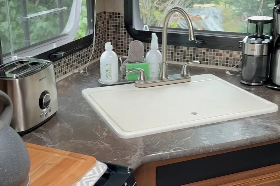 🇨🇦 Beautiful Jayco Whitehawk 24' Travel Trailer!