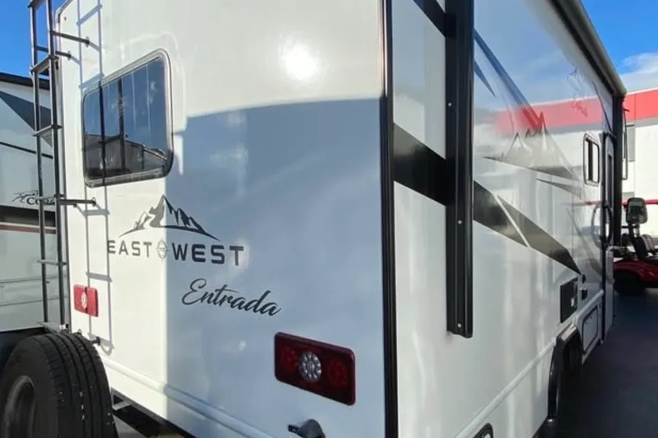 East to West Entrada 2200s Class C