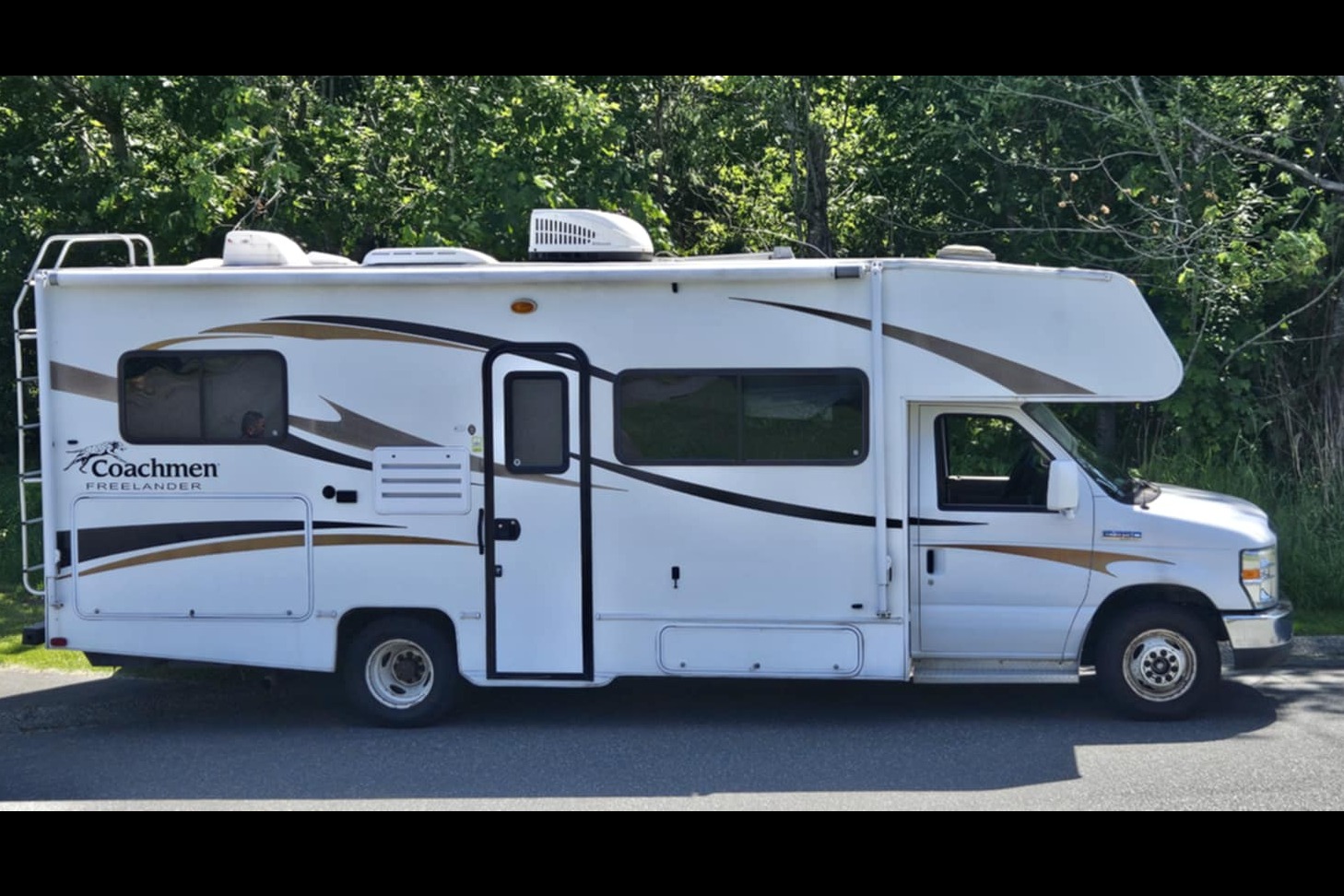 Daniel and Nury's Coachmen Ford Class C