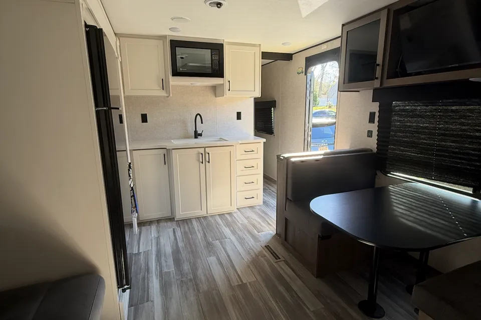 Rocco’s RV Rental | Fully Equipped Jayco Sleeps 8