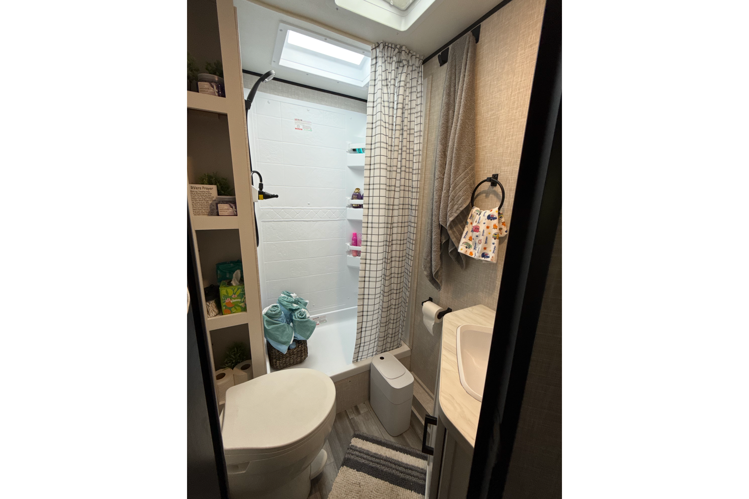 Rocco’s RV Rental | Fully Equipped Jayco Sleeps 8