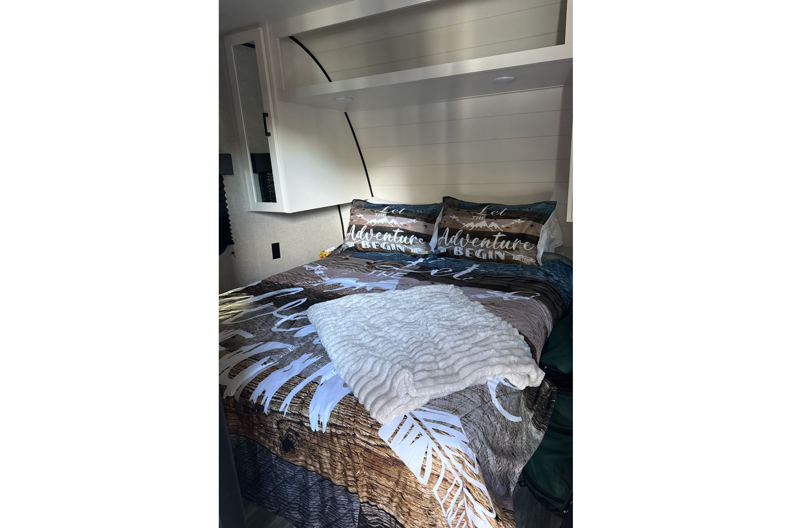 Rocco’s RV Rental | Fully Equipped Jayco Sleeps 8