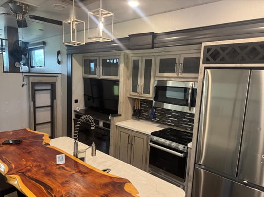 Brandon's Keystone Avalanche 390DS Fifth Wheel
