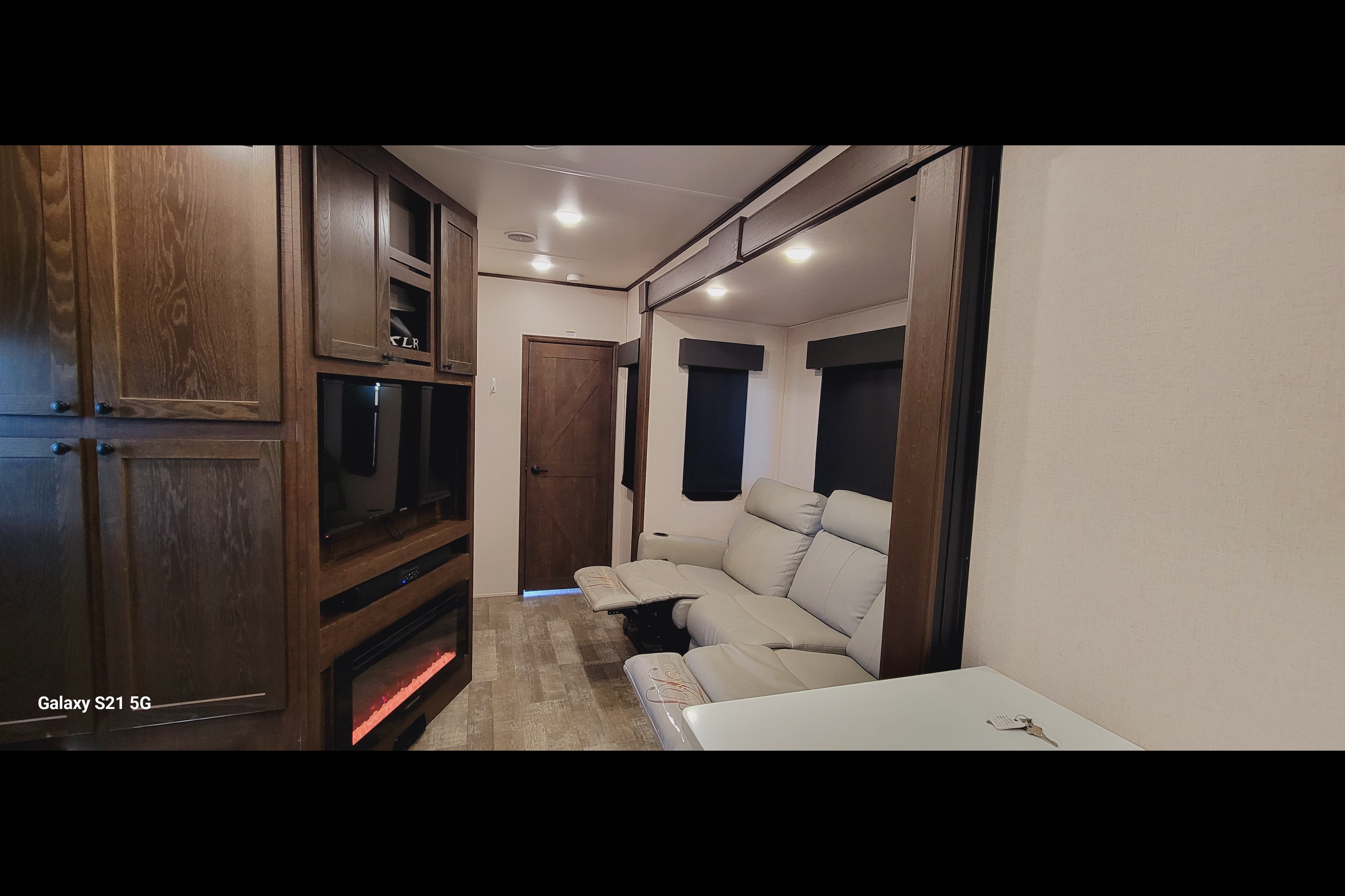 The Lakeside Lodge XLR 3310 Toy Hauler Hyperlite HD Ocean View