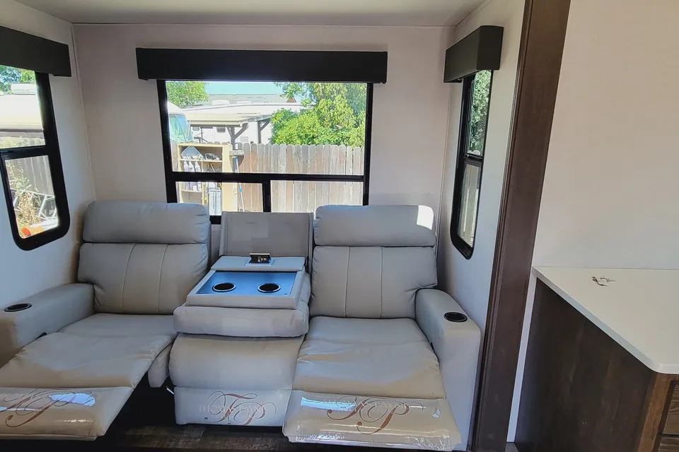 The Lakeside Lodge XLR 3310 Toy Hauler Hyperlite HD Ocean View