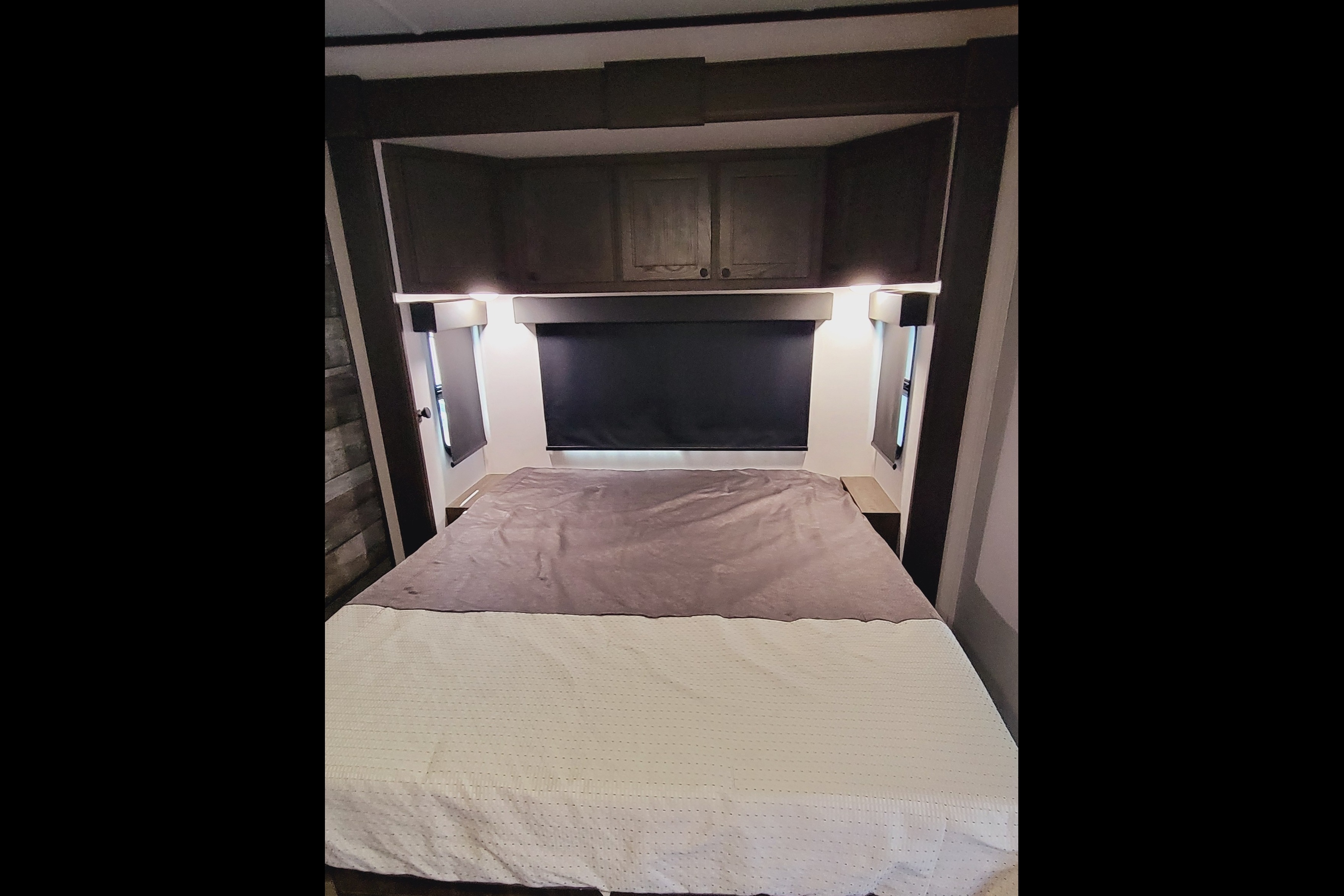 The Lakeside Lodge XLR 3310 Toy Hauler Hyperlite HD Ocean View