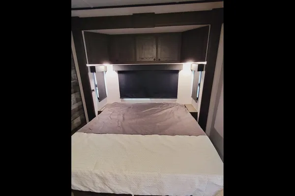 The Lakeside Lodge XLR 3310 Toy Hauler Hyperlite HD Ocean View
